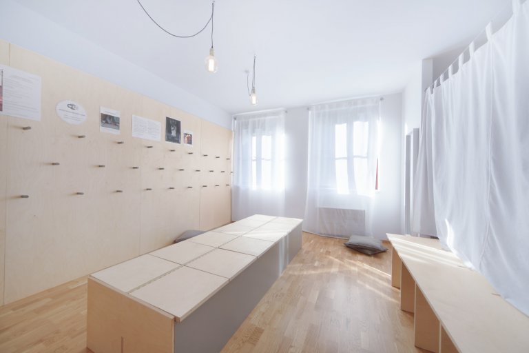 ATELIÉR

Prostory, které začaly rekonstrukcí a skočily náším&nbsp;ateliérem.

&nbsp;

OUR STUDIO

This place started as reconstruction and has become the place…