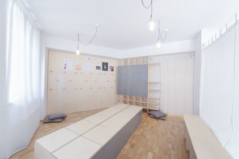 ATELIÉR

Prostory, které začaly rekonstrukcí a skočily náším&nbsp;ateliérem.

&nbsp;

OUR STUDIO

This place started as reconstruction and has become the place…