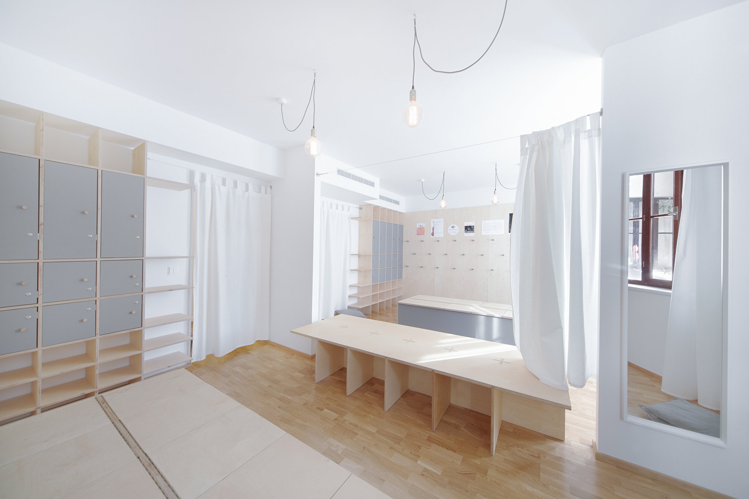 ATELIÉR

Prostory, které začaly rekonstrukcí a skočily náším&nbsp;ateliérem.

&nbsp;

OUR STUDIO

This place started as reconstruction and has become the place…