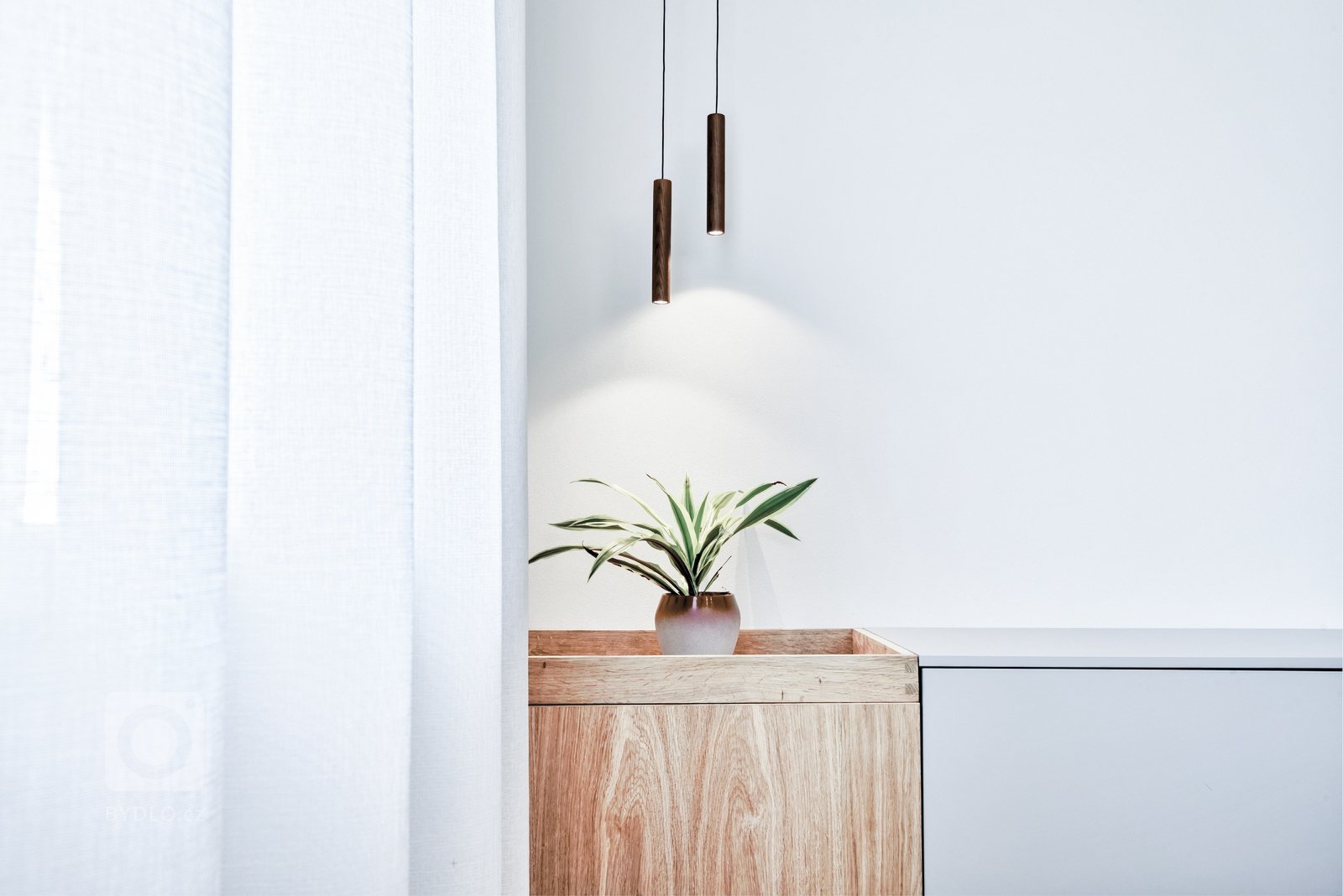 OFFICE - JEDNACÍ MÍSTNOST

Jednací místnost nabízí pracovní stůl s integrovanými zásuvkami a osmi místy k sezení. Na strop byl nainstalován projektor, který…