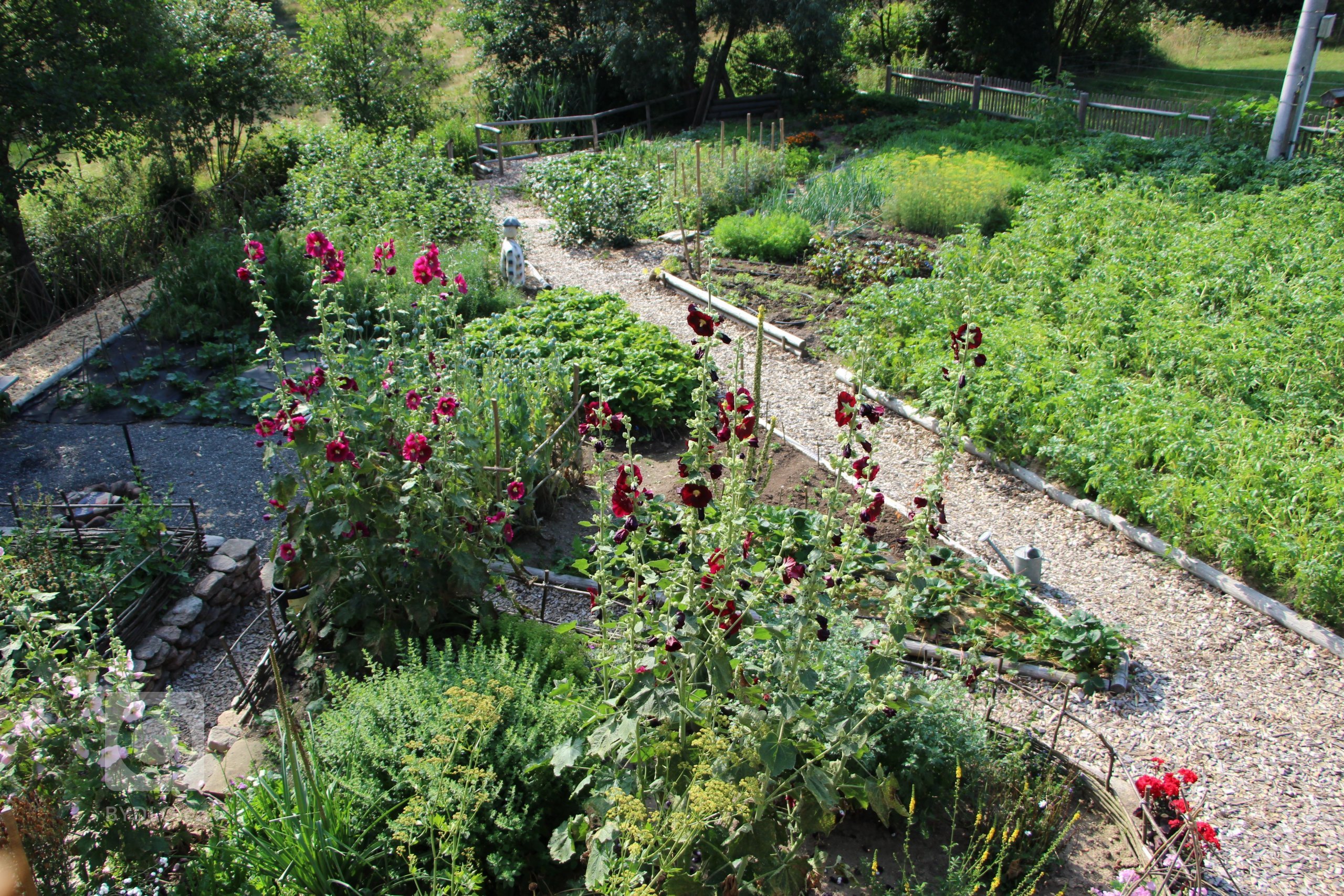 Zahrada je navržena intuitivně, s vkusem k zahradní architektuře a na základě potřeb majitelů. Před chalupou je klasická okrasná předzahrádka a slouží též pro…