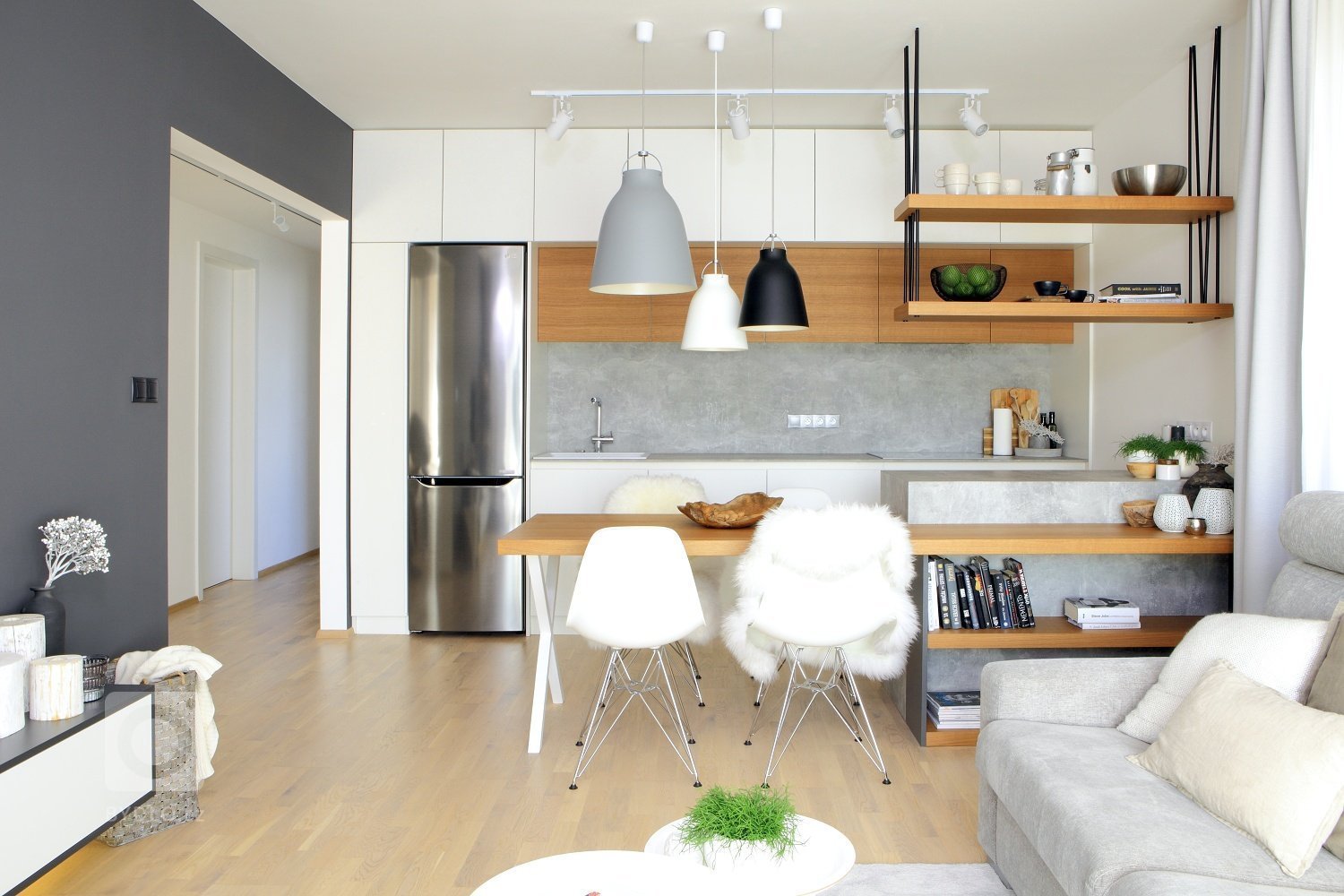 pohled na kuchyň z obývacího pokoje