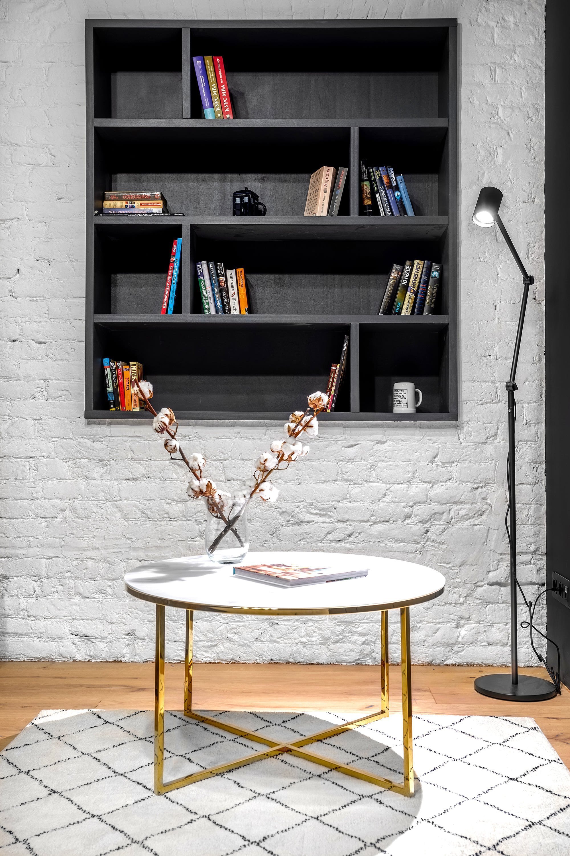 Byt s nábytkem IKEA a černou cihlovou zdí