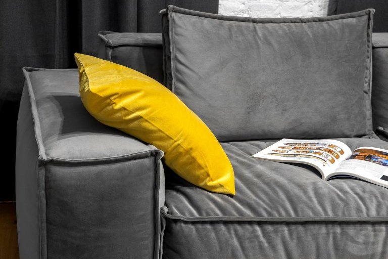 Byt s nábytkem IKEA a černou cihlovou zdí