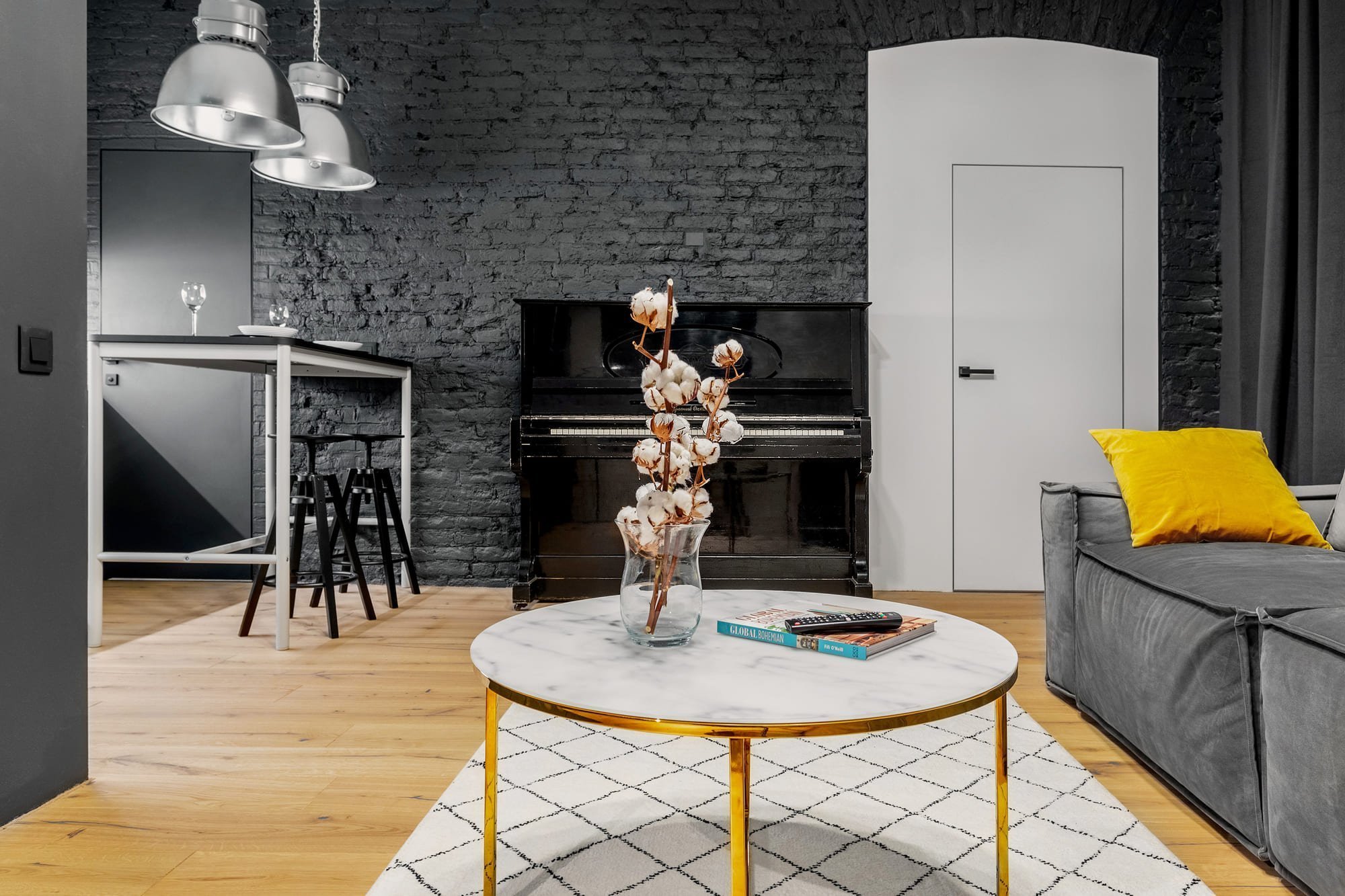 Byt s nábytkem IKEA a černou cihlovou zdí