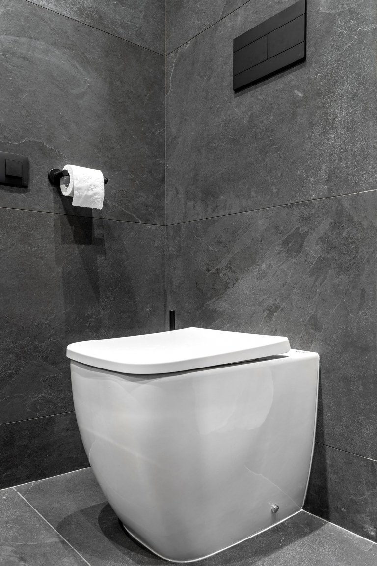 Byt s nábytkem IKEA a černou cihlovou zdí