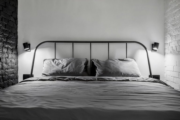 Byt s nábytkem IKEA a černou cihlovou zdí