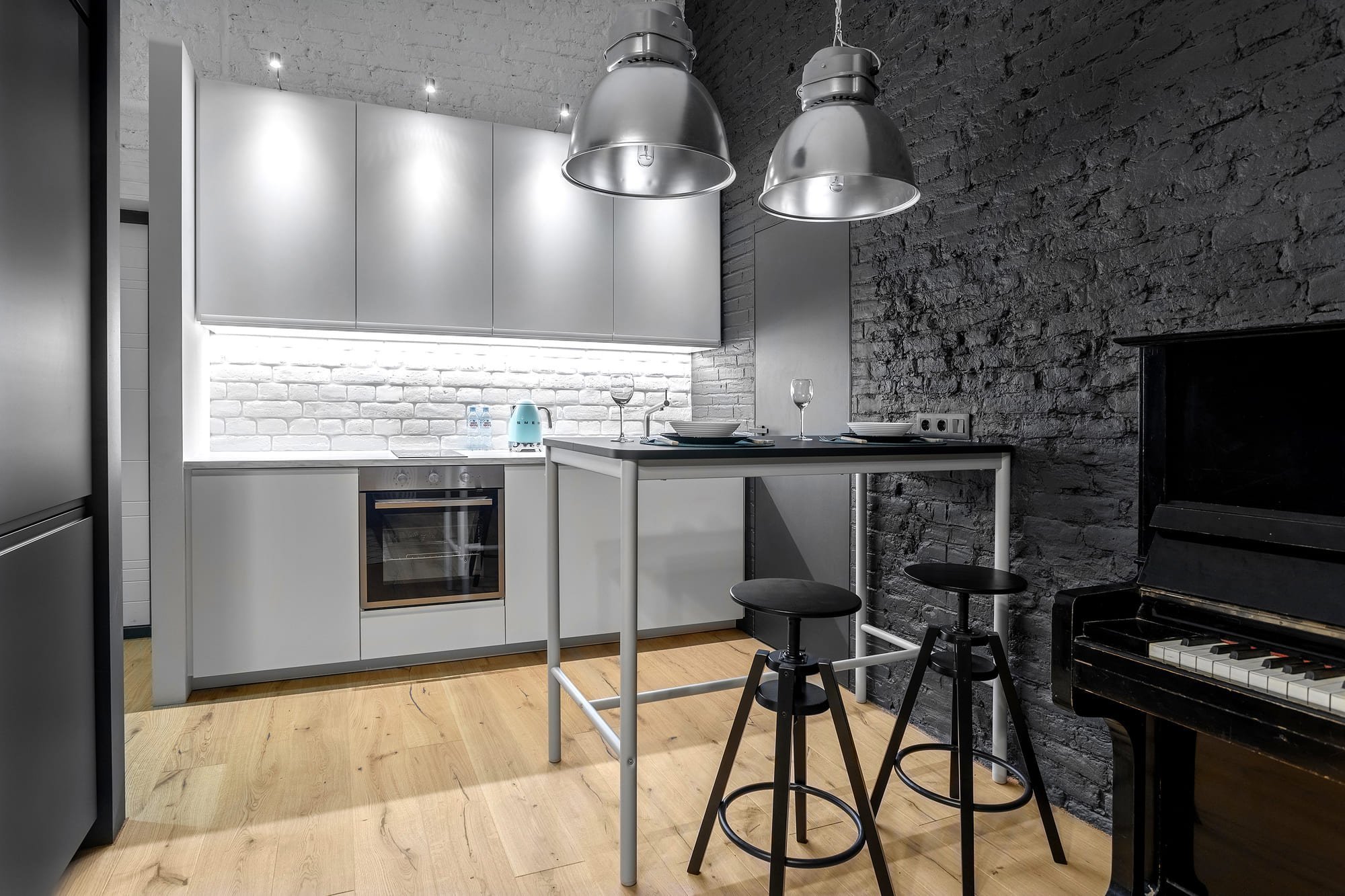 Byt s nábytkem IKEA a černou cihlovou zdí