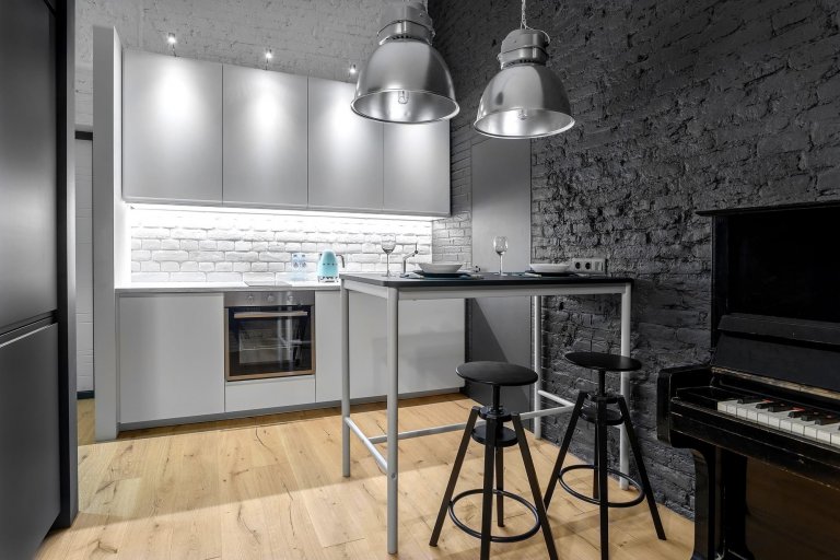 Byt s nábytkem IKEA a černou cihlovou zdí