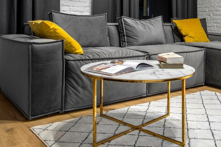 Byt s nábytkem IKEA a černou cihlovou zdí