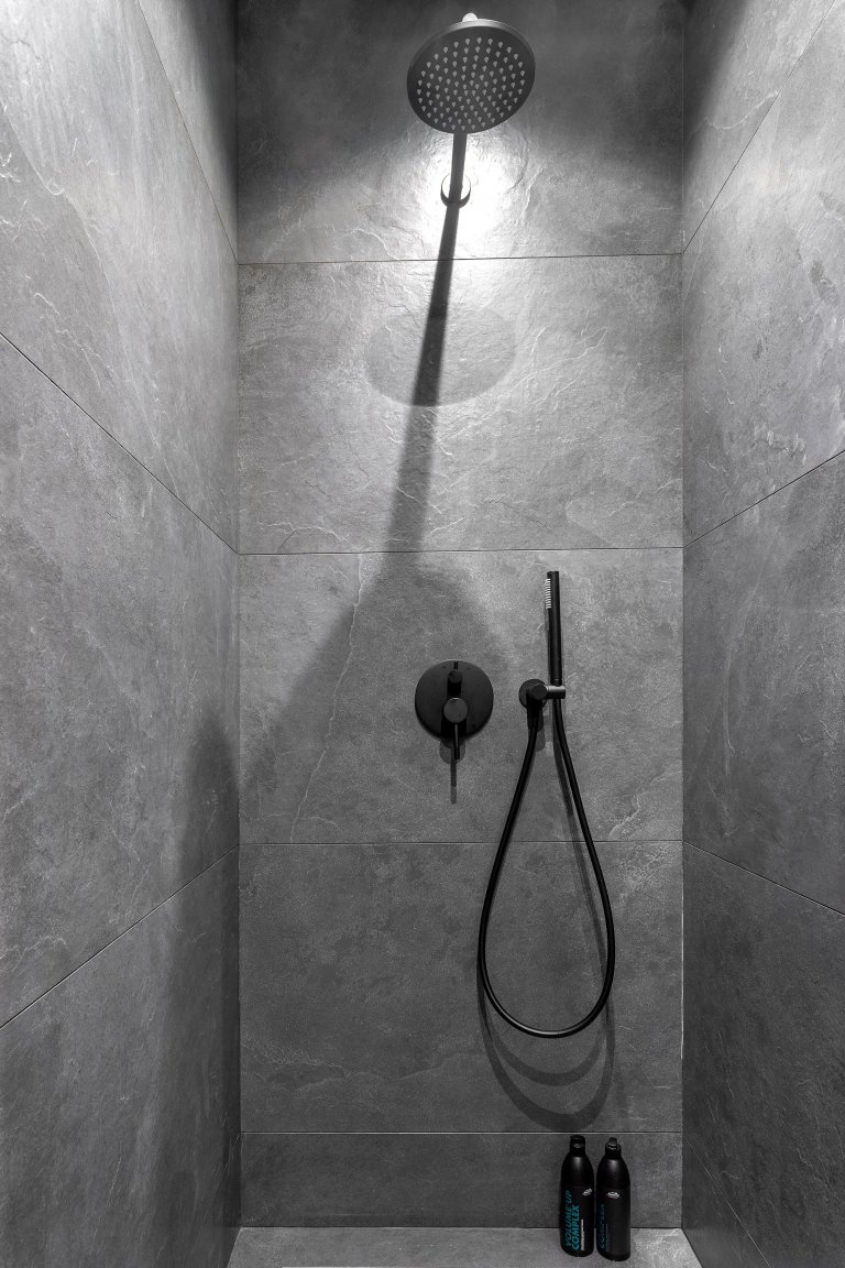 Byt s nábytkem IKEA a černou cihlovou zdí