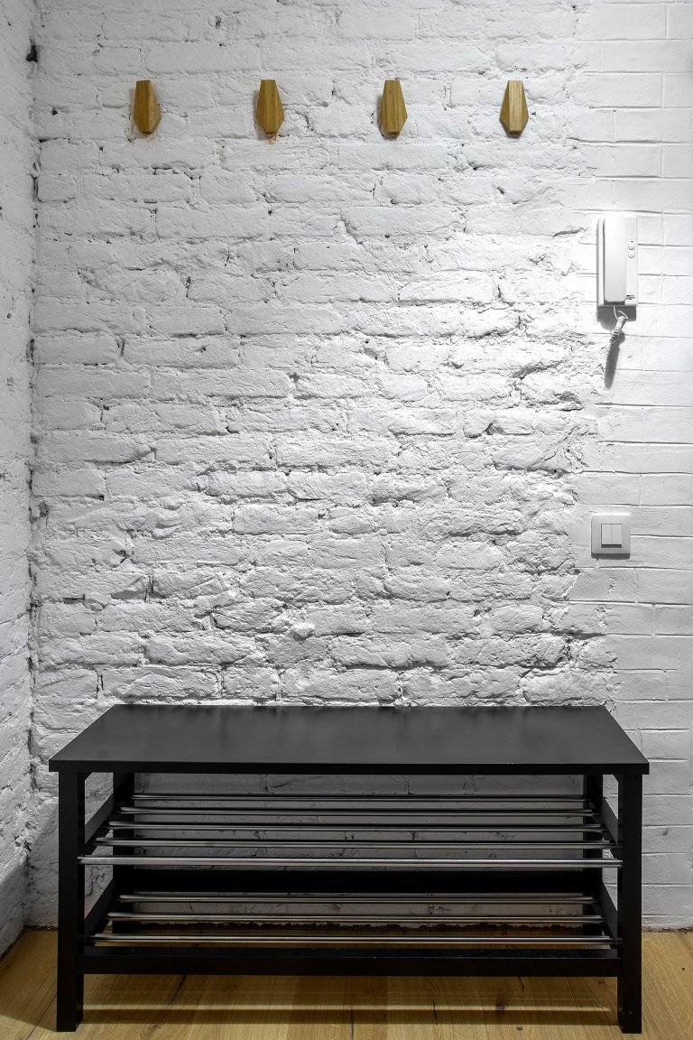 Byt s nábytkem IKEA a černou cihlovou zdí