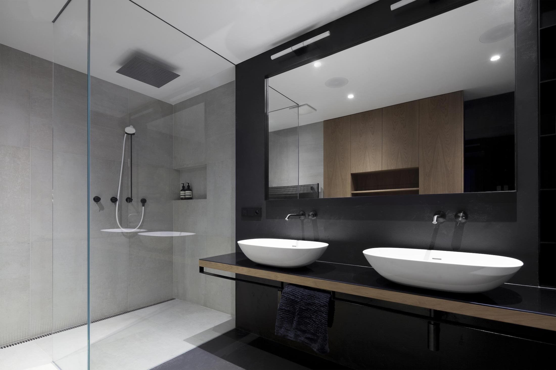 Černá do současné moderní koupelny rozhodně patří