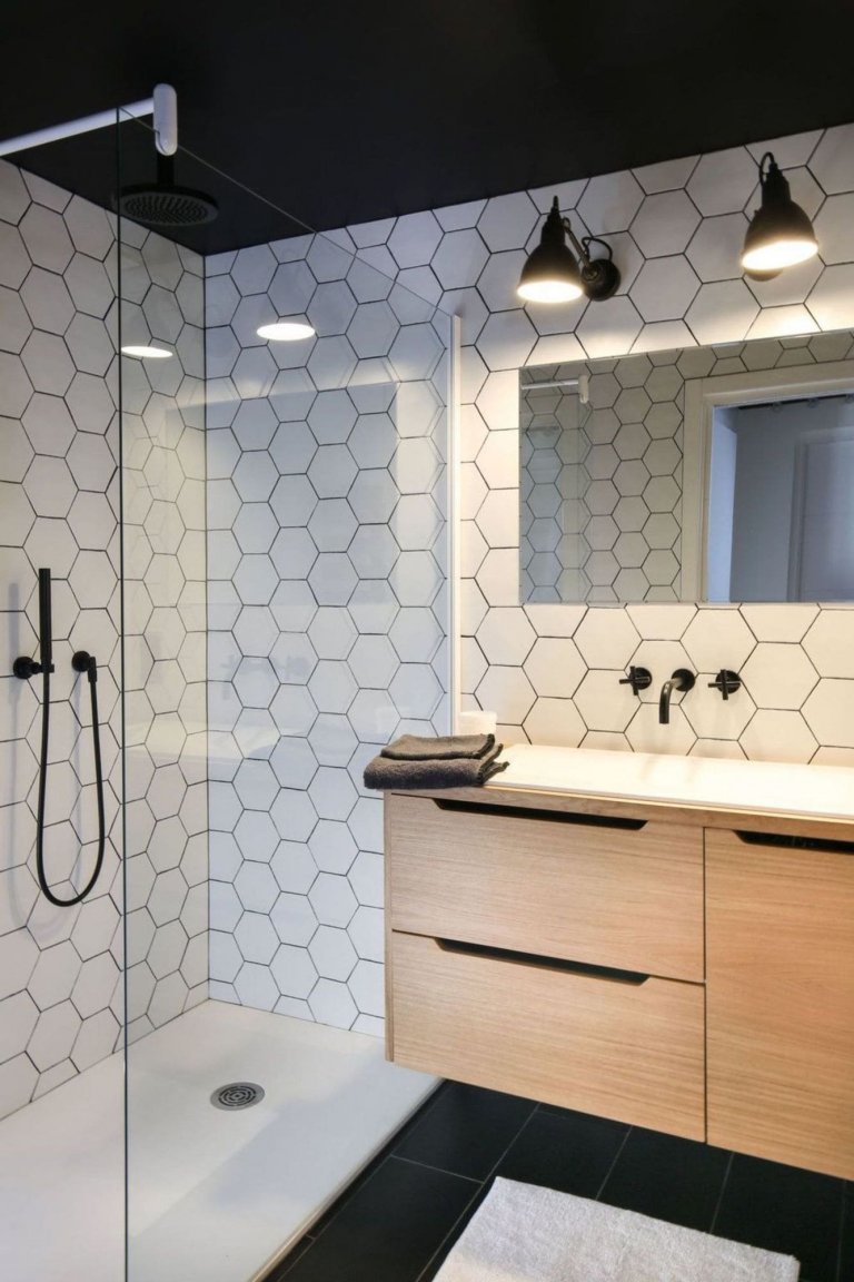 Černá do současné moderní koupelny rozhodně patří