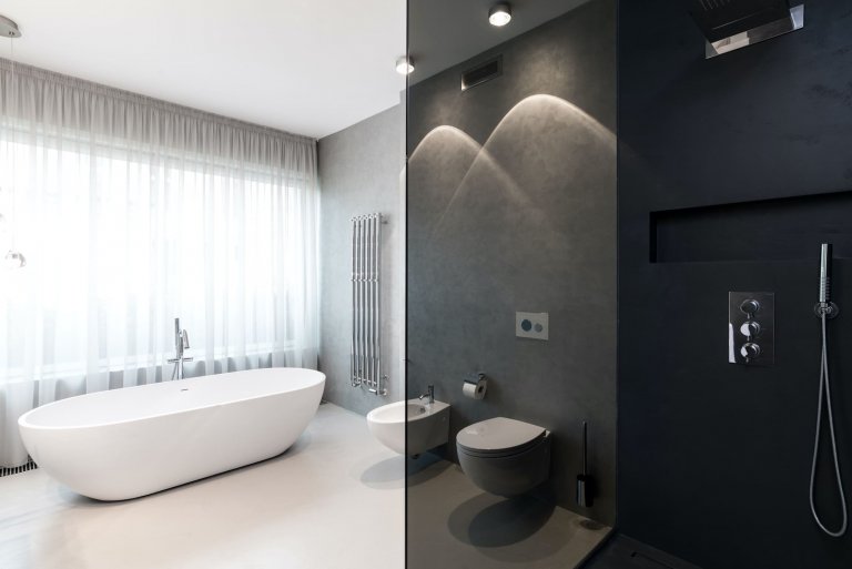 Černá do současné moderní koupelny rozhodně patří