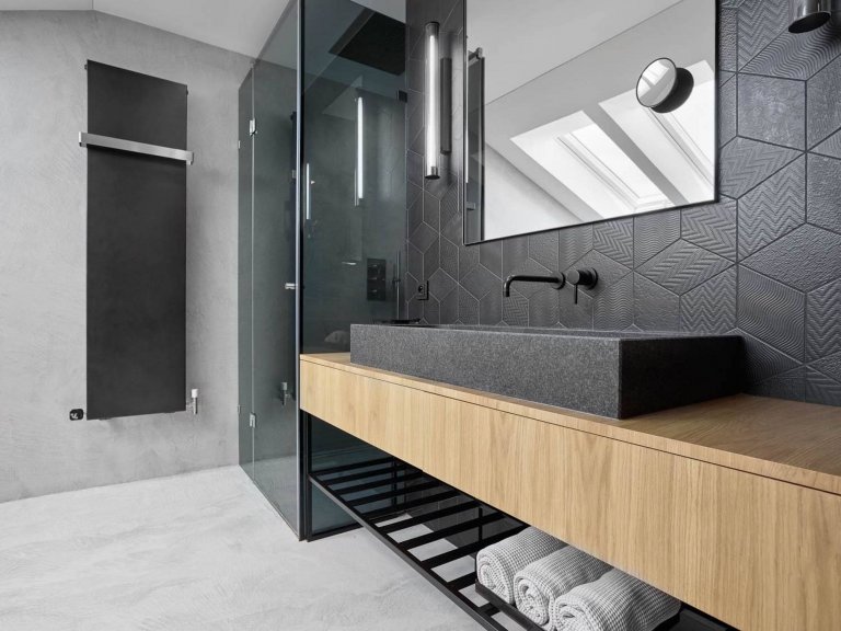 Černá do současné moderní koupelny rozhodně patří