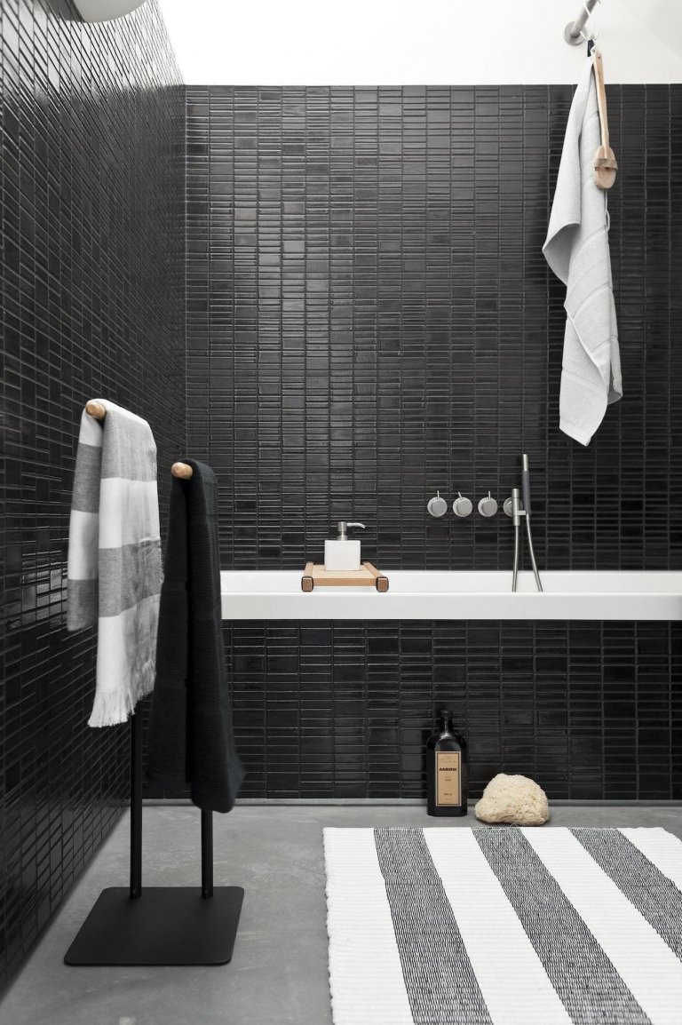 Černá do současné moderní koupelny rozhodně patří