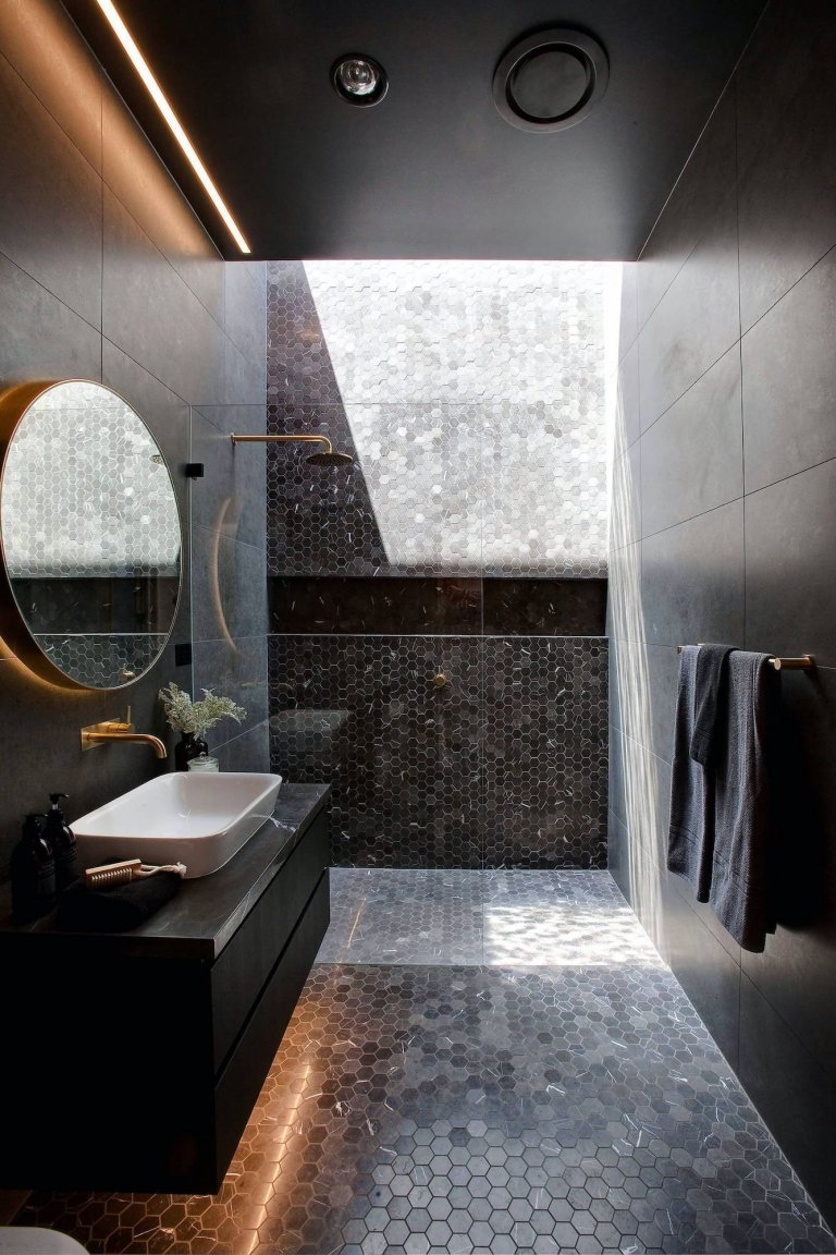 Černá do současné moderní koupelny rozhodně patří
