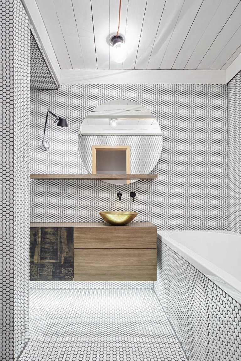 Černá do současné moderní koupelny rozhodně patří