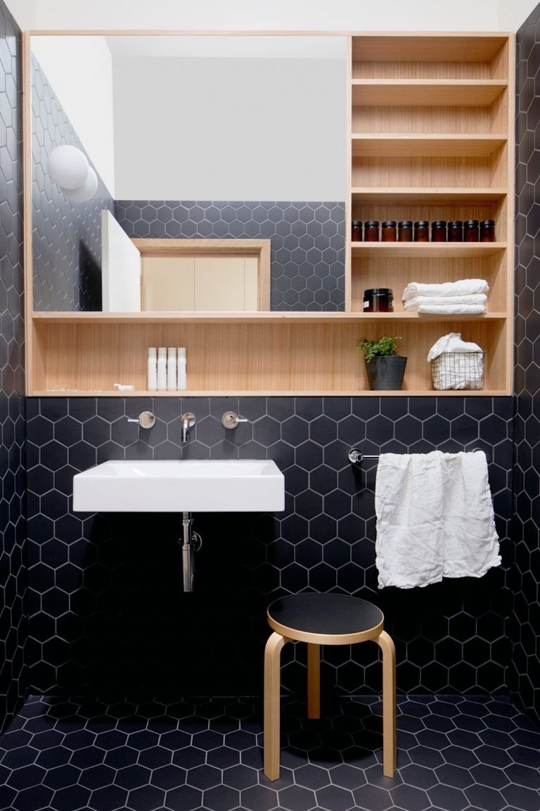 Černá do současné moderní koupelny rozhodně patří