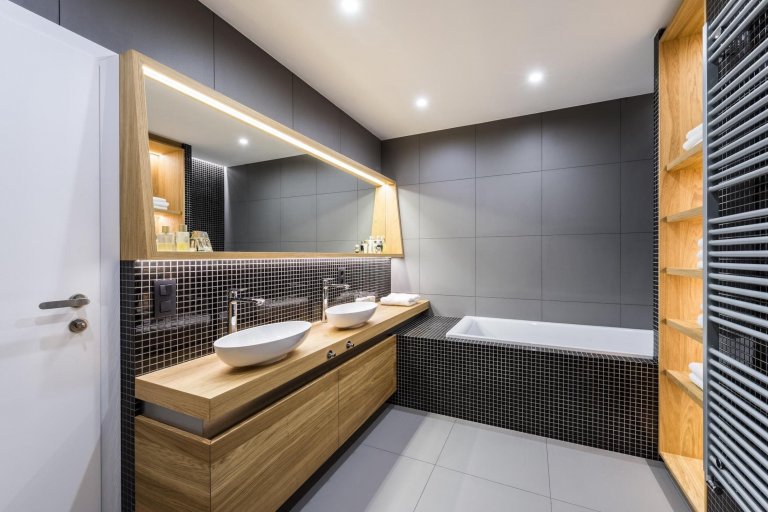 Černá do současné moderní koupelny rozhodně patří