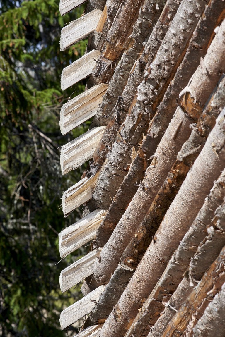 Chata zabalená plotem odolává drsným podmínkám na vrcholku hory