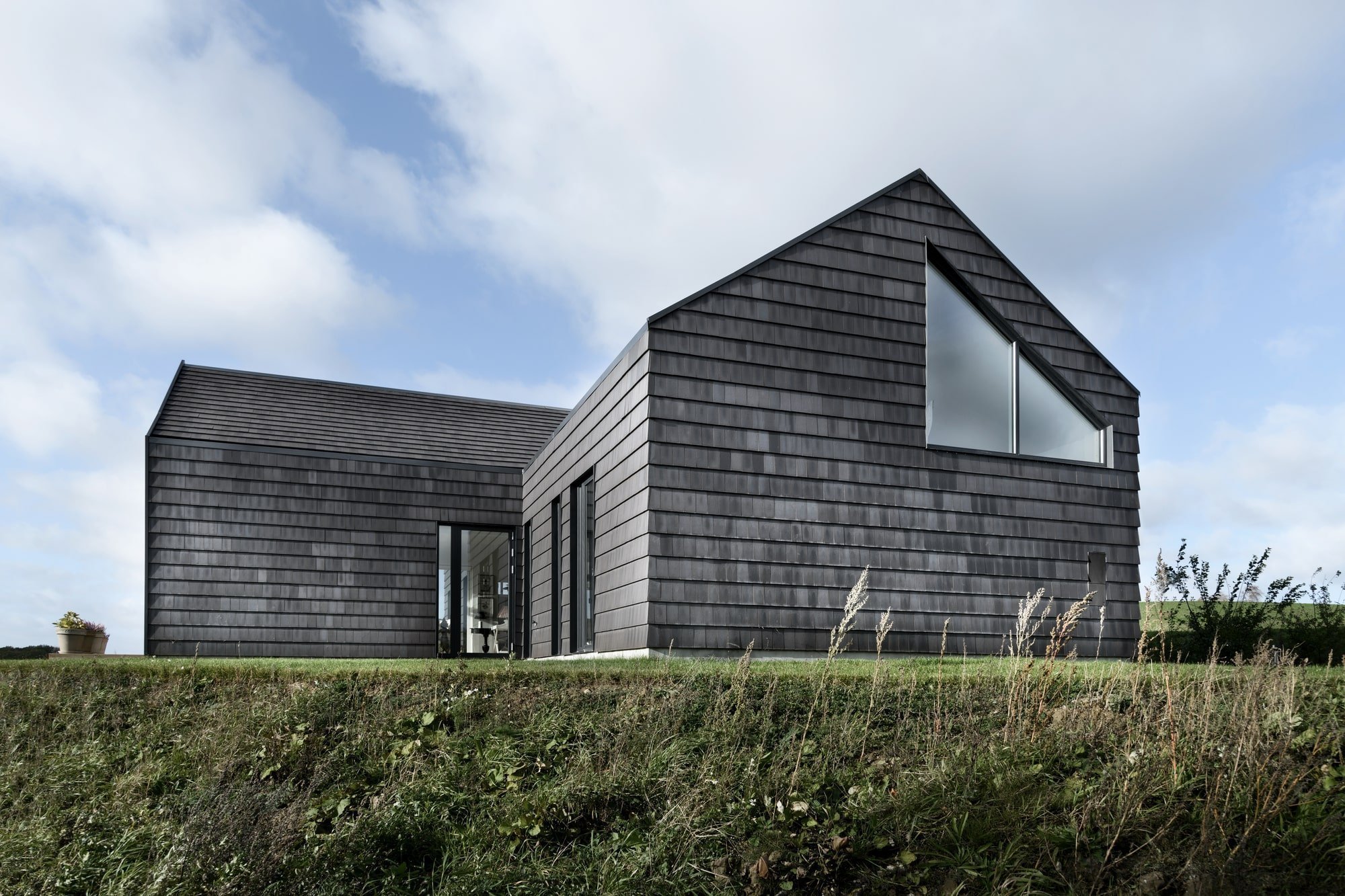 Dům s fasádou z cihlových šindelů