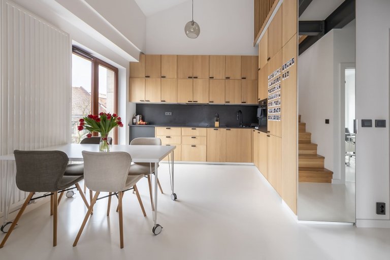 Jednoduchý interiér, bez zbytečných dekorativních tvarů