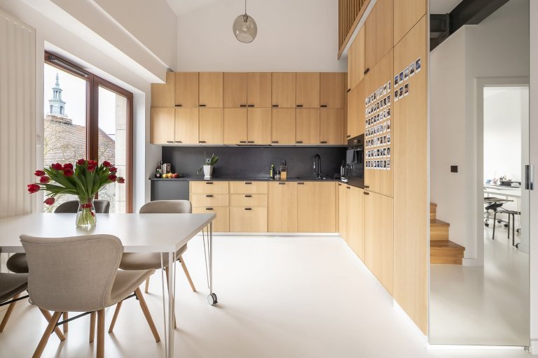 Jednoduchý interiér, bez zbytečných dekorativních tvarů