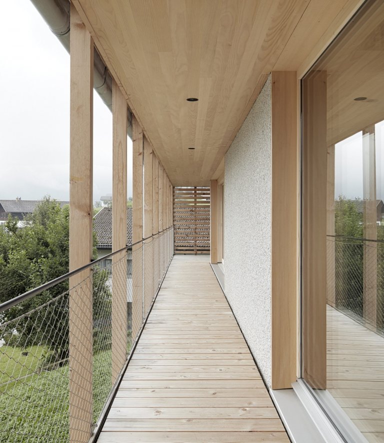 Beton a dřevo: Minimalistický dům ve strmém kopci