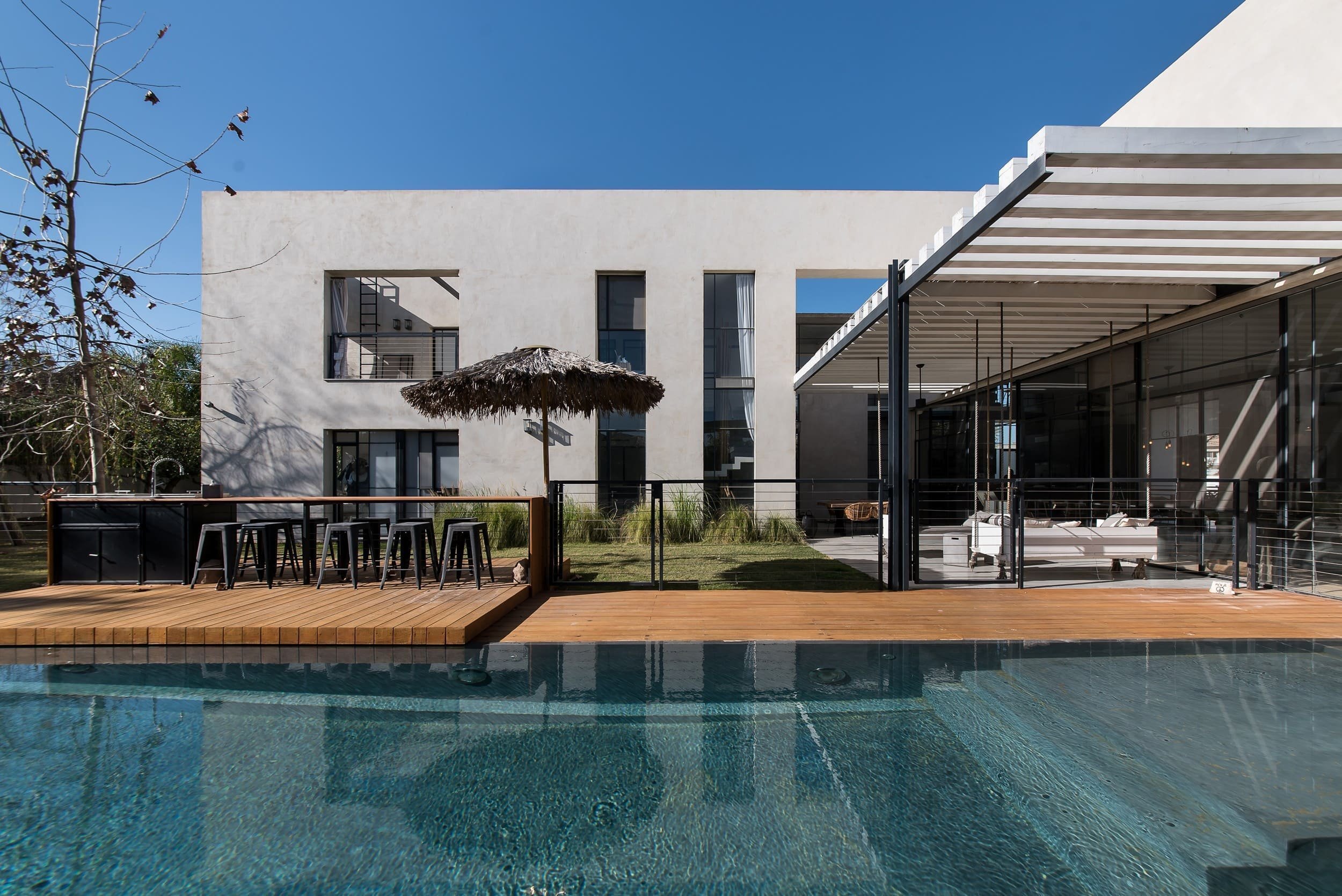 Moderní dům s industriálním interiérem pro rodinu s dětmi