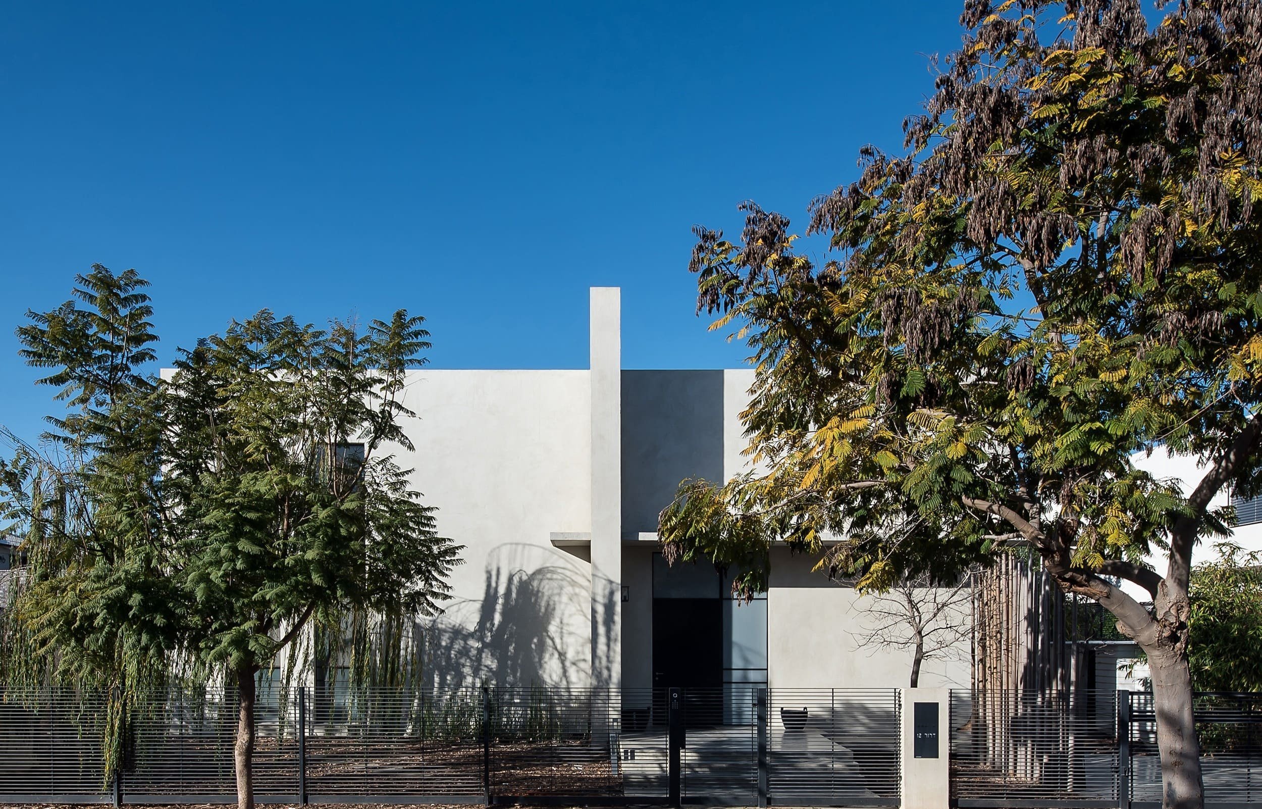 Moderní dům s industriálním interiérem pro rodinu s dětmi