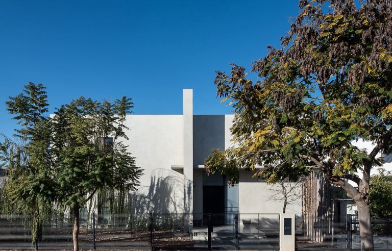 Moderní dům s industriálním interiérem pro rodinu s dětmi