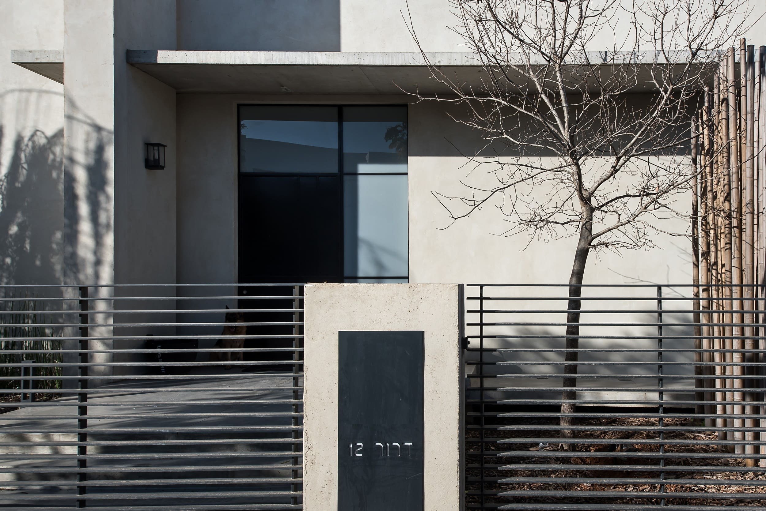 Moderní dům s industriálním interiérem pro rodinu s dětmi