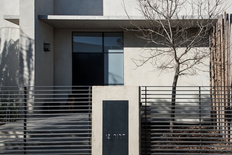 Moderní dům s industriálním interiérem pro rodinu s dětmi