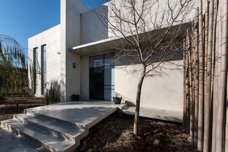 Moderní dům s industriálním interiérem pro rodinu s dětmi