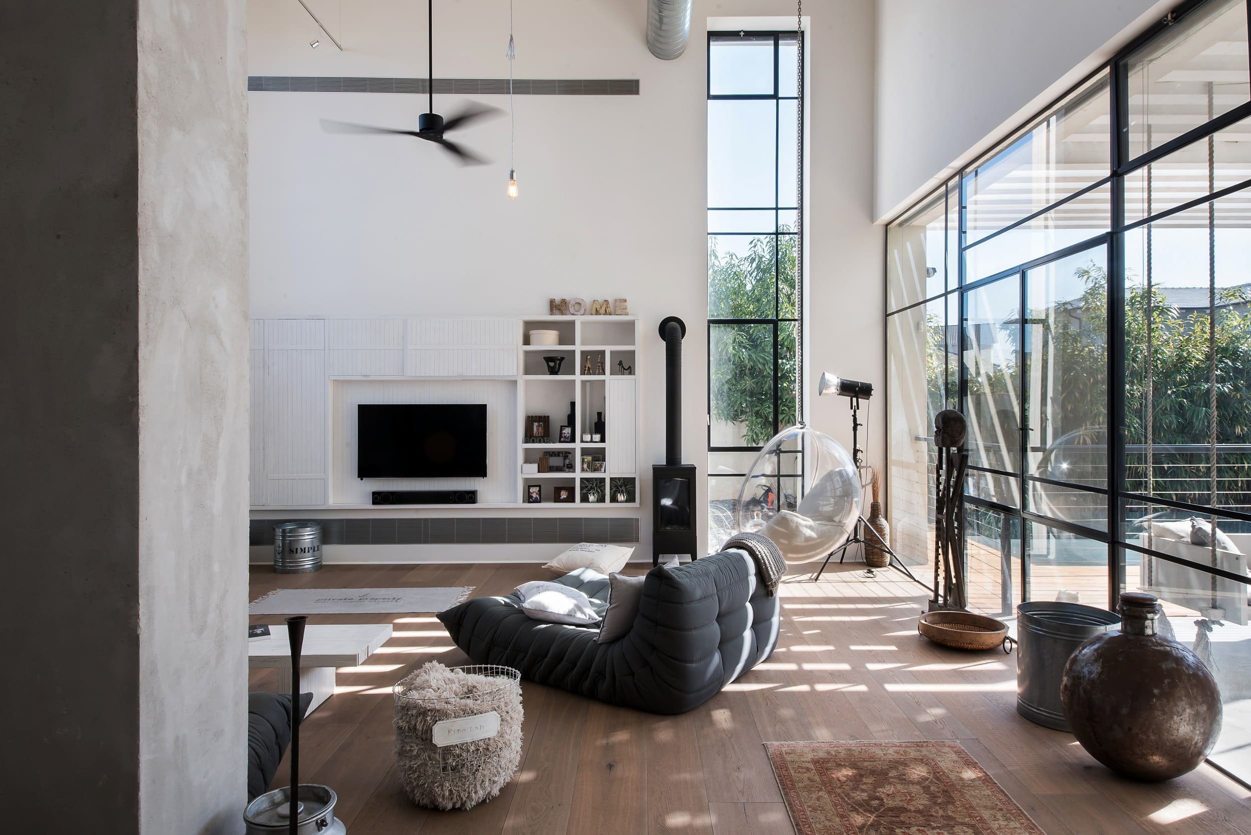 Moderní dům s industriálním interiérem pro rodinu s dětmi