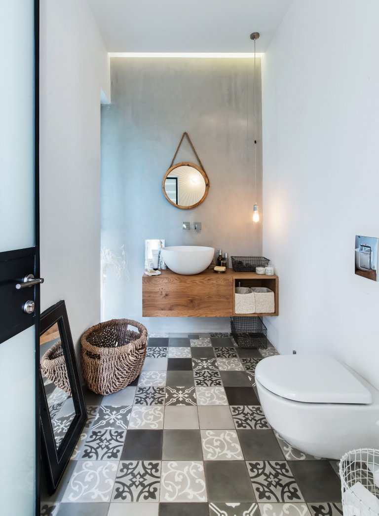 Moderní dům s industriálním interiérem pro rodinu s dětmi