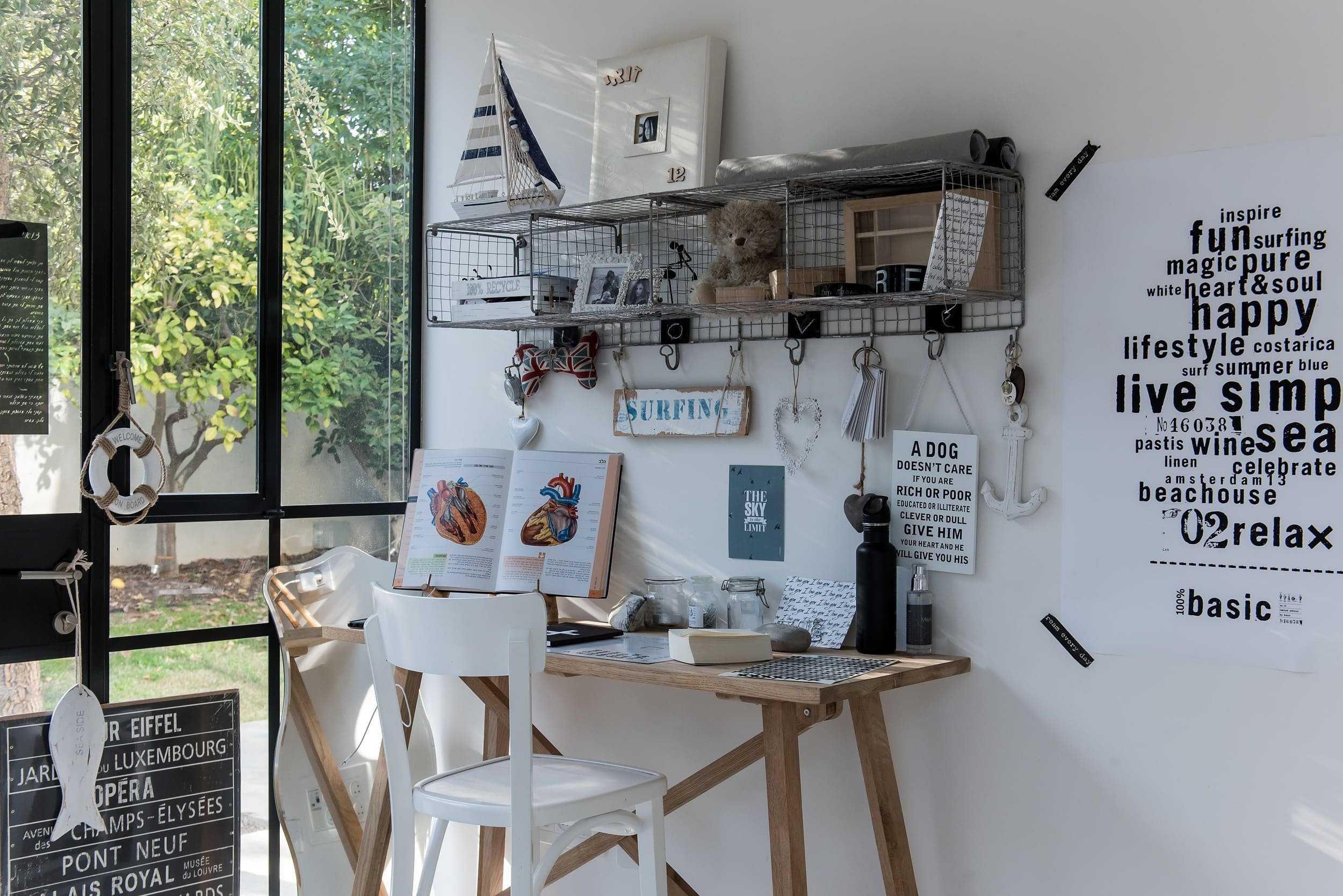 Moderní dům s industriálním interiérem pro rodinu s dětmi