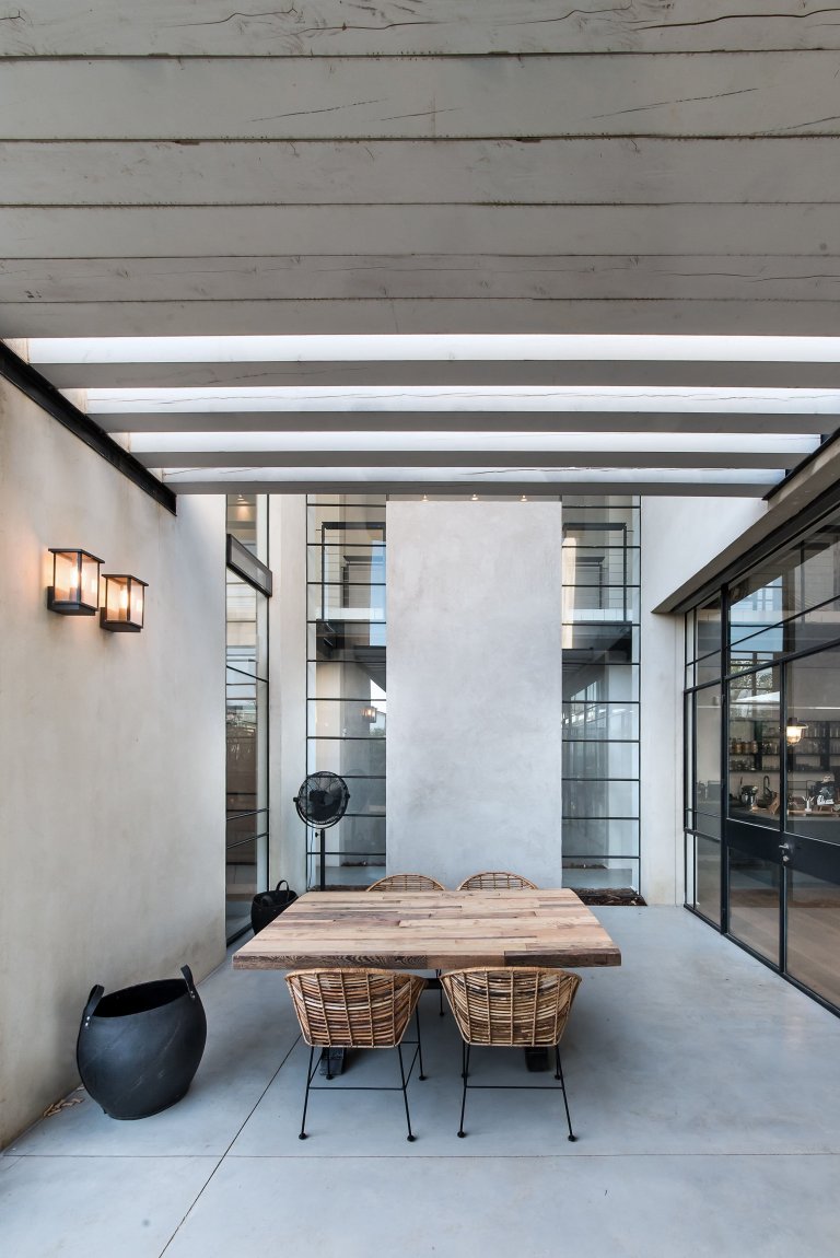 Moderní dům s industriálním interiérem pro rodinu s dětmi