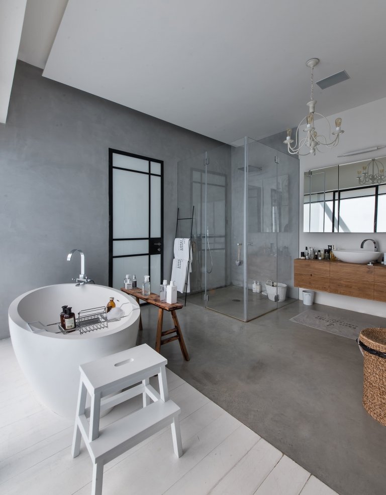 Moderní dům s industriálním interiérem pro rodinu s dětmi