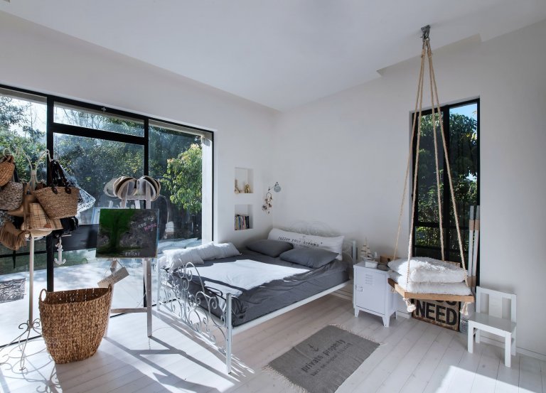 Moderní dům s industriálním interiérem pro rodinu s dětmi