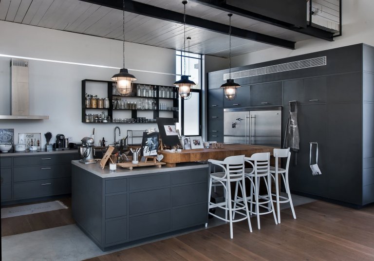 Moderní dům s industriálním interiérem pro rodinu s dětmi