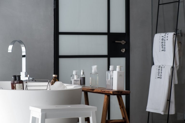 Moderní dům s industriálním interiérem pro rodinu s dětmi