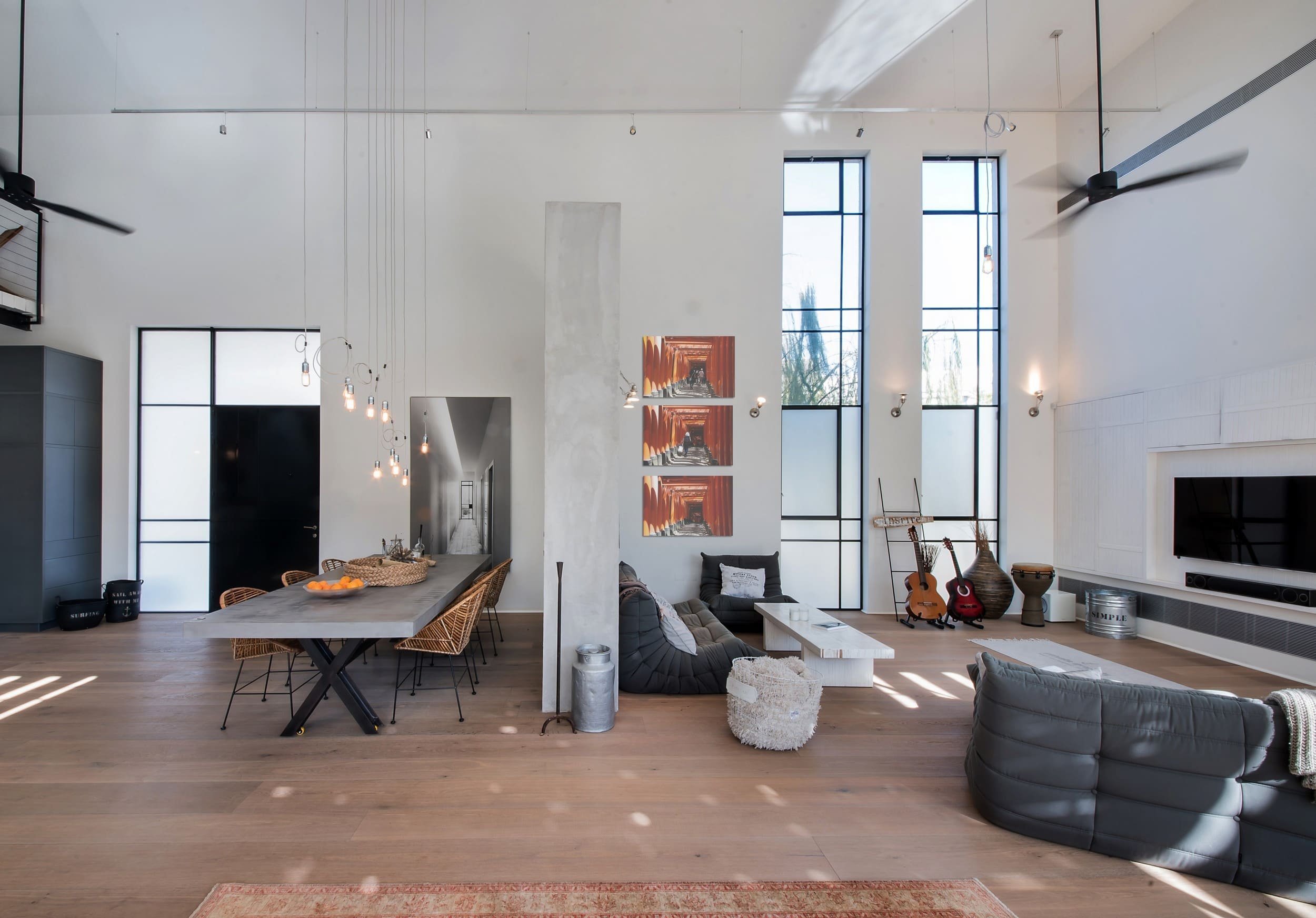 Moderní dům s industriálním interiérem pro rodinu s dětmi