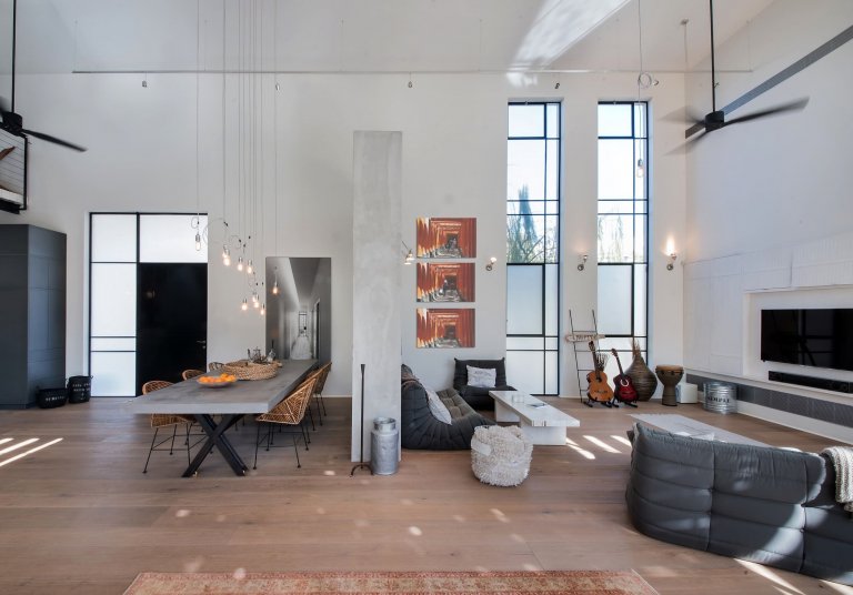 Moderní dům s industriálním interiérem pro rodinu s dětmi