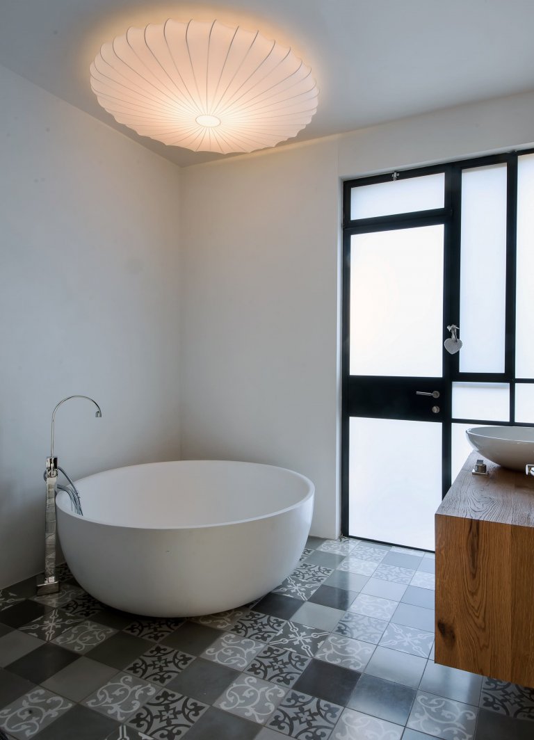 Moderní dům s industriálním interiérem pro rodinu s dětmi