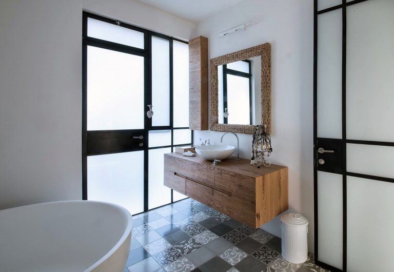 Moderní dům s industriálním interiérem pro rodinu s dětmi