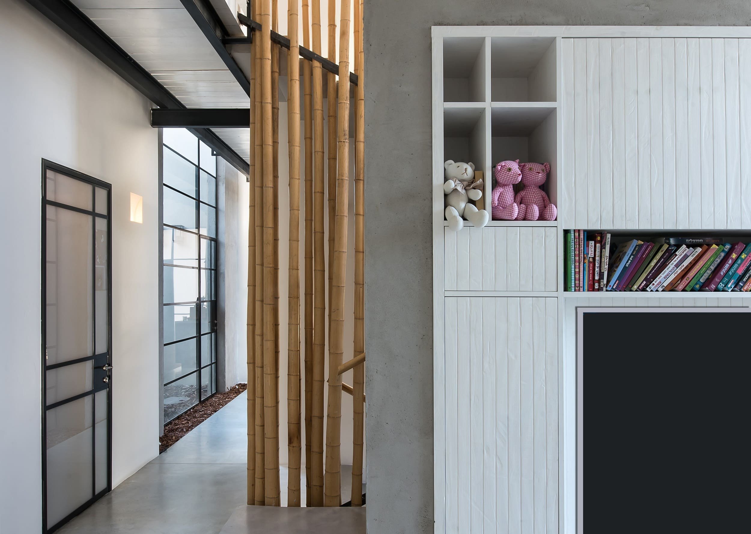 Moderní dům s industriálním interiérem pro rodinu s dětmi