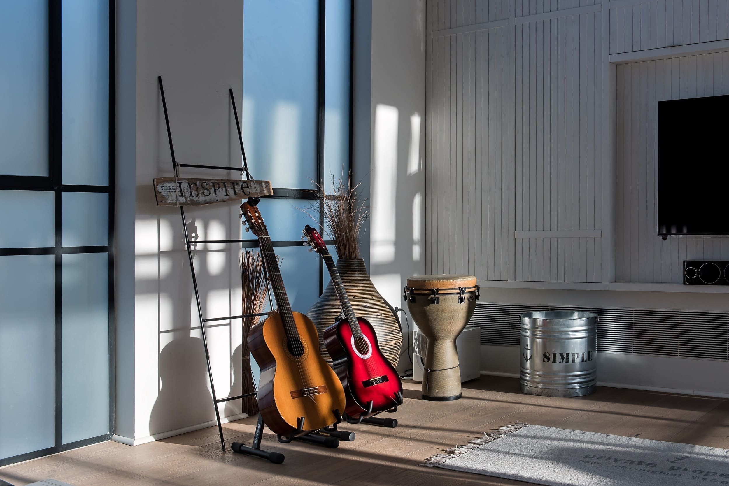 Moderní dům s industriálním interiérem pro rodinu s dětmi